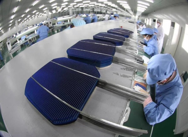 Trabalhadores Estão Ocupados Com Componentes Energia Solar Uma Empresa Energia — Fotografia de Stock