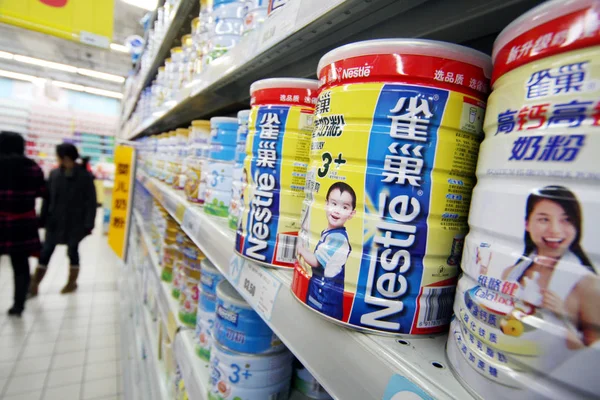 Банки Сухого Молока Nestle Продаются Супермаркете Городе Наньтун Провинция Цзянсу — стоковое фото