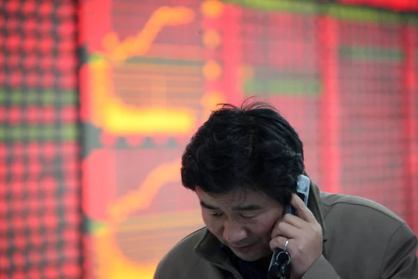 Chinese Investor Looks Share Prices Red Price Rising Stock Brokerage — Stock Photo, Image