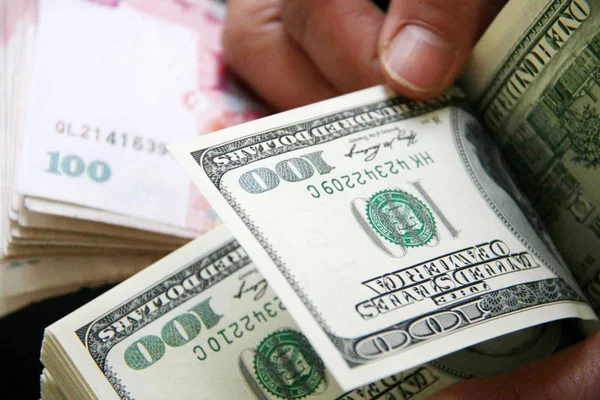 Kontorist Räknar Dollar Räkningar Över Rmb Renminbi Yuan Räkningar Bank — Stockfoto