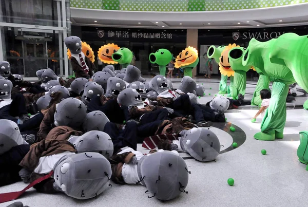 Flash Móber Játszanak Igazi Növények Zombik Játék Egy Bevásárlóközpontban Shenyang — Stock Fotó