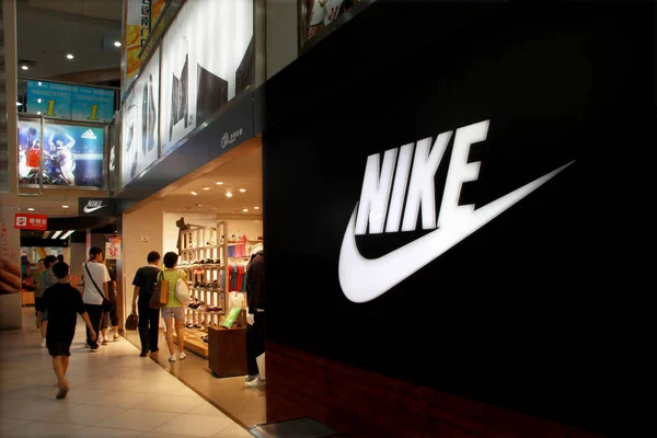 Pedestres Passam Por Uma Loja Nike Changsha Província Central Chinas — Fotografia de Stock