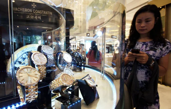 Китаянка Смотрит Часы Vacheron Constantin Выставленные Торговом Центре Городе Чжэнчжоу — стоковое фото