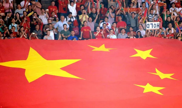 Fãs Chineses Torcem Por Trás Uma Enorme Bandeira Nacional Chinesa — Fotografia de Stock
