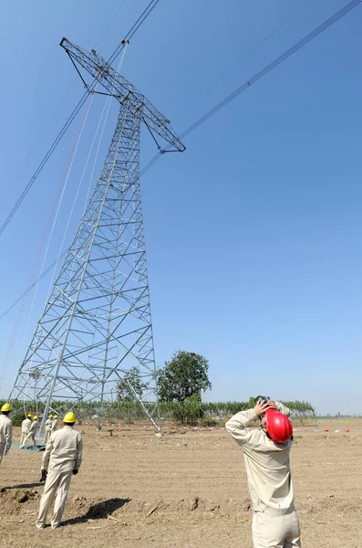 Electricistas Tierra Pilón Vigilan Otra Reparación Líneas Eléctricas 660Kv Aldea —  Fotos de Stock