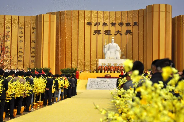 Відвідувачі Натовпу Церемонію Віддати Данину Поваги Хуан Або Жовтий Імператор — стокове фото