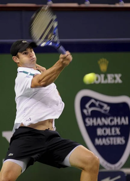 アメリカのアンディ ロディックは 2011 上海の七種テニス センターで 2011 年上海マスターズ大会での第三ラウンドの試合中にスペインのニコラスアルマグロに対してショットを返します — ストック写真