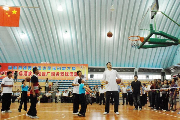 Китайський Баскетбольної Суперзірки Мін Вчить Молодих Студентів Розумово Відсталих Грати — стокове фото