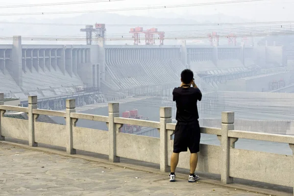 Visitor Takes Picture Three Gorges Dam Yichang City Central Chinas — Stock Photo, Image