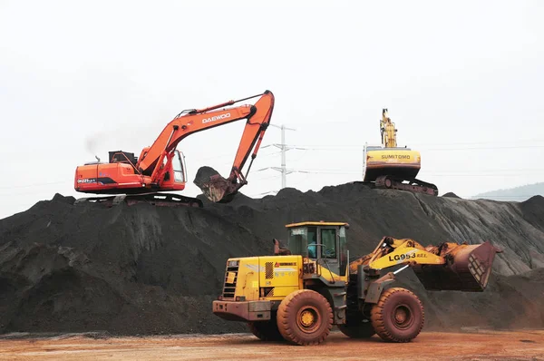 Las Excavadoras Cargadoras Ruedas Transportan Mineral Hierro Puerto Qingdao Ciudad — Foto de Stock