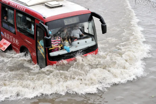 Ένα Λεωφορείο Ταξιδεύει Πλημμυρισμένο Δρόμο Μετά Από Καταρρακτώδεις Βροχές Στην — Φωτογραφία Αρχείου