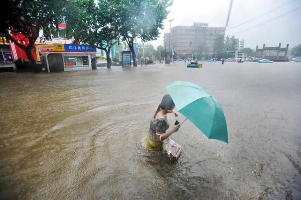 Kobieta Braves Powodzi Ulicy Ciężkim Deszczu Wuhan Miasta Centralnej Prowincji — Zdjęcie stockowe