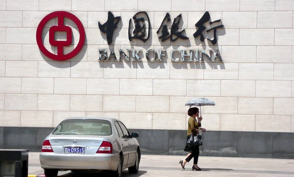 Des Résidents Locaux Défilent Devant Une Succursale Banque Chine Pékin — Photo