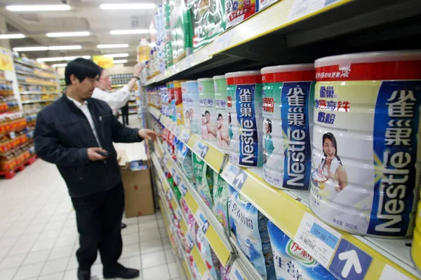 Kinesisk Kund Butiker För Nestle Mjölkpulver Stormarknad Shanghai Kina April — Stockfoto