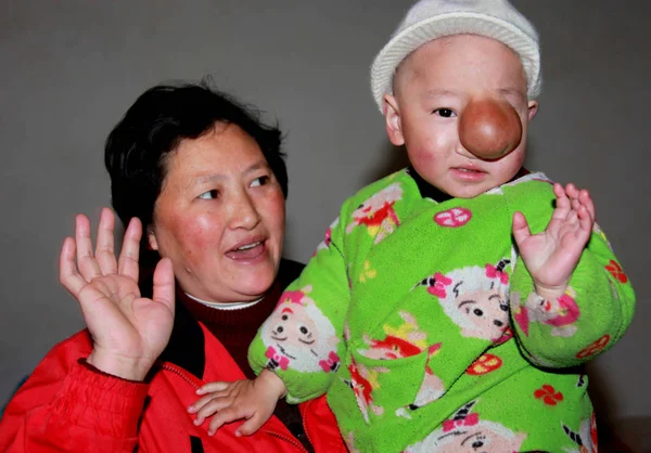 Річна Цин Yuhang Великою Пухлиною Носі Зображений Своєю Матір Чжао — стокове фото