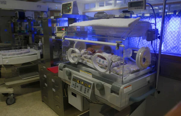 Bebê Abandonado Retratado Uma Unidade Terapia Intensiva Neonatal Centro Atendimento — Fotografia de Stock