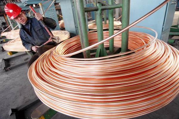 Trabajador Chino Levanta Bobinas Tubos Cobre Una Planta Productos Cobre — Foto de Stock