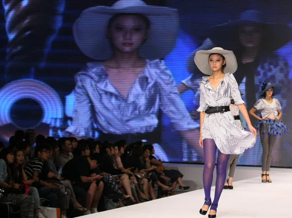 Modellek Parade Megmutatni Alkotások Utolsó Divattervezők Kelet Kínai Tartományok Alatt — Stock Fotó