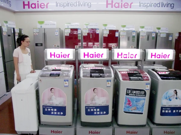 Китайские Магазины Покупателей Стиральной Машины Haier Магазине Бытовой Техники Городе — стоковое фото