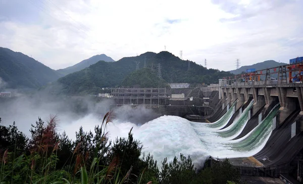 Aguas Inundación Del Embalse Del Río Xinan Brotan Una Presa —  Fotos de Stock