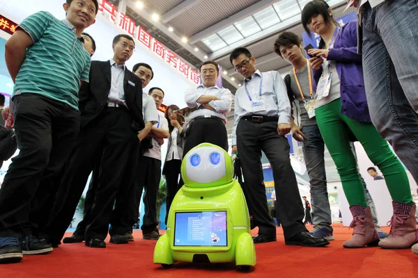 Los Visitantes Observan Robot Familiar Durante Feria China Tech 2011 — Foto de Stock