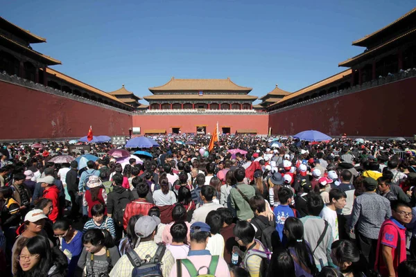 2011年10月3日 中国北京国庆长假期间 成群的游客在子午门前排队游览紫禁城 — 图库照片