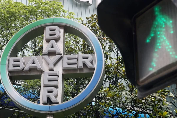 File Luz Verde Retratada Frente Sinalização Bayer Distrito Financeiro Lujiazui — Fotografia de Stock