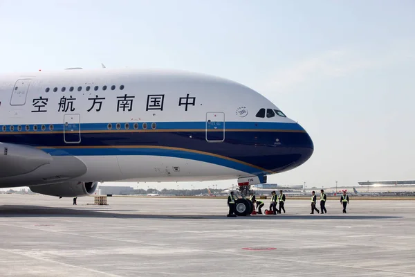 Personale Terra Cinese Riunisce Accanto Primo Airbus A380 Jumbo Jet — Foto Stock