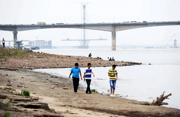 Residenti Cinesi Locali Camminano Lungo Letto Nudo Del Fiume Yangtze — Foto Stock