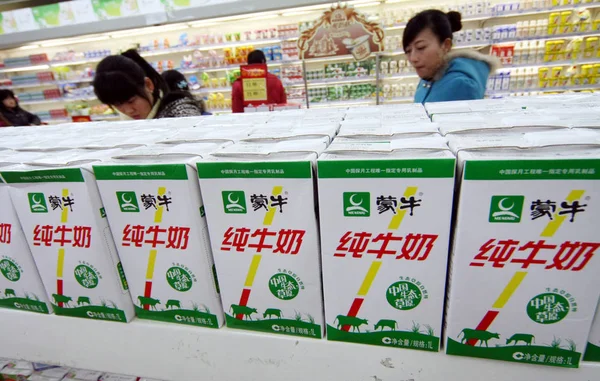 Clienti Cinesi Acquistano Latte Mengniu Supermercato Nella Città Nantong Provincia — Foto Stock