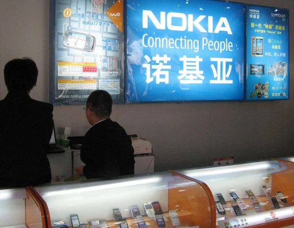 Δύο Πωλητές Εργάζονται Έναν Πάγκο Nokia Ένα Κατάστημα Στο Κινγκντάο — Φωτογραφία Αρχείου