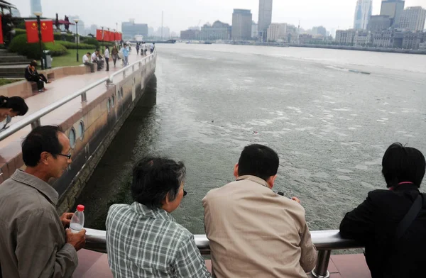 Visitatori Osservano Basso Livello Dell Acqua Del Fangoso Fiume Huangpu — Foto Stock