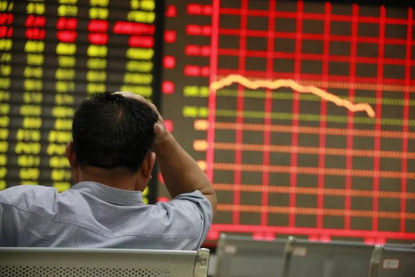 中国の投資家は Huaibei 東中国安徽州の株式仲買の家で株価 価格下落のためのグリーン を見て 9月26日2011 — ストック写真