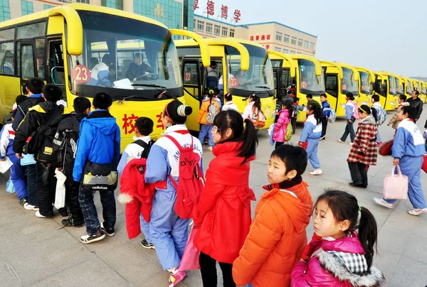 Китайские Школьники Стоят Очереди Школьные Автобусы Округе Цупин Биньчжоу Провинция — стоковое фото