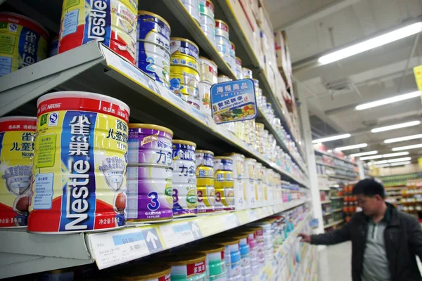 Latas Energía Leche Nestlé Están Venta Supermercado Shanghai China Abril —  Fotos de Stock