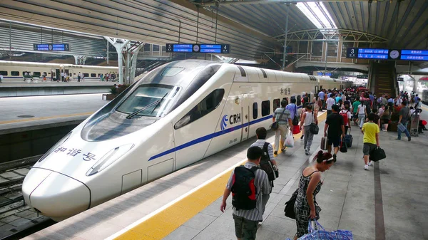 Los Pasajeros Pasan Por Delante Tren Bala Crh5 Estación Tren —  Fotos de Stock