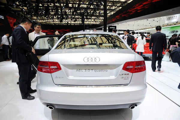 Les Visiteurs Regardent Audi A6L Quattro 14E Salon International Industrie — Photo