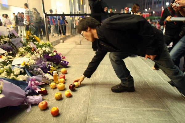 2011年10月7日 在中国上海 一位苹果粉丝在南京东路的苹果店外献上一个苹果 悼念史蒂夫 乔布斯 — 图库照片