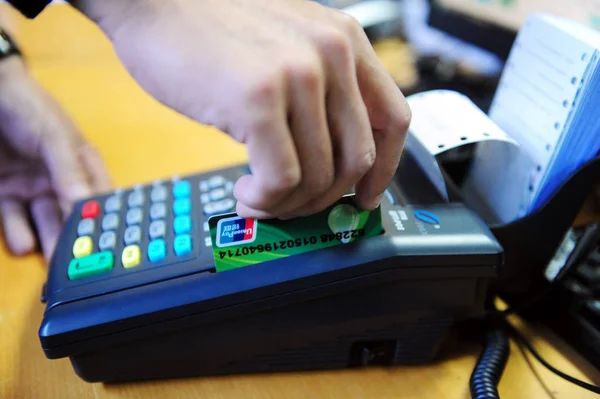 Clerk Swipes Credit Card Test Pos Machine Bank Qionghai City — Stock Photo, Image