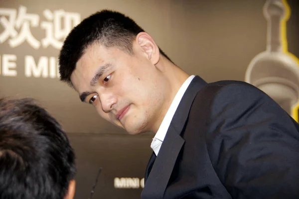 Čínské Basketbalové Superstar Yao Ming Navštěvuje Shanghai International Automobile Průmyslu — Stock fotografie