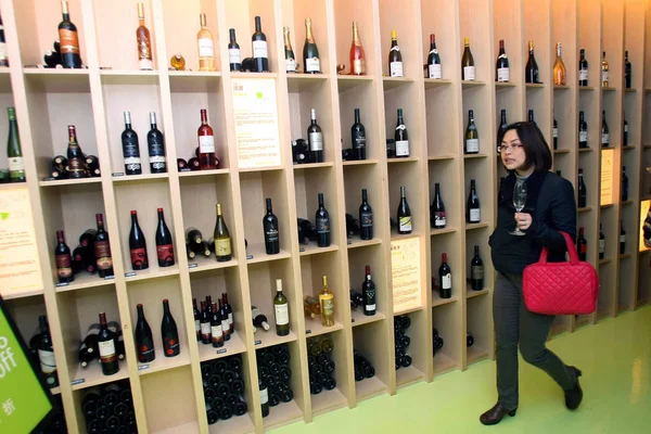 Customer Walks Pass Display Area Everwines First Shop Shanghai China — Stock Photo, Image