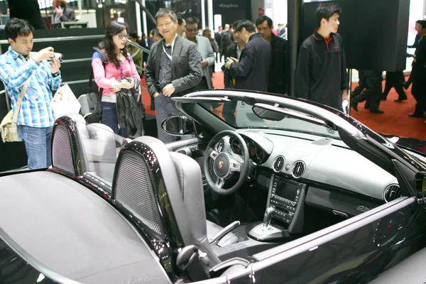 Відвідувачі Дивляться Porsche Спортивний Автомобіль Шанхайської Міжнародної Автомобільної Промисловості Виставка — стокове фото