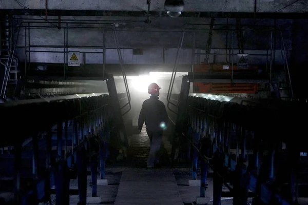 2011年11月15日 在中国四川省西南部成都市一家燃煤电厂 一名工人观看用带式输送机运输煤炭 — 图库照片