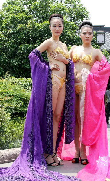 Models Goldenen Dessous Posieren Während Einer Show Der Stadt Changsha — Stockfoto