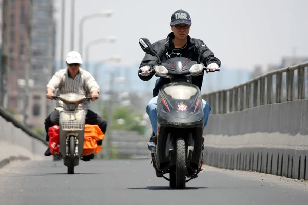 Radfahrer Fahren Mit Ihren Elektrofahrrädern Auf Der Straße Shanghai China — Stockfoto