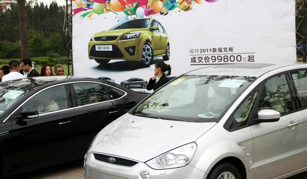 Látogatók Pillantást Ford Autók Alatt Auto Show Ban Qingdao Város — Stock Fotó