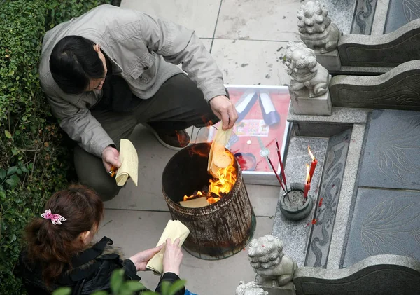 Yerel Çin Sakinleri Chengdu Şehirde Qingming Festivali Mezar Süpürme Günü — Stok fotoğraf