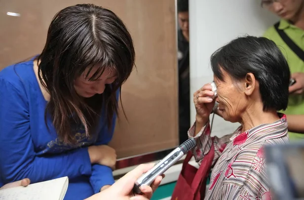 Chen Xianmei Yueyues Matka Viděna Nemocnici Provincii Kuang Čou Jižní — Stock fotografie