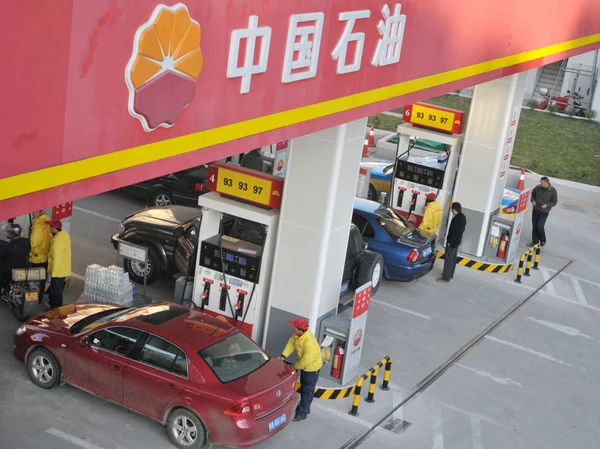 Automobili Sono Fase Rifornimento Presso Una Stazione Servizio Cnpc China — Foto Stock