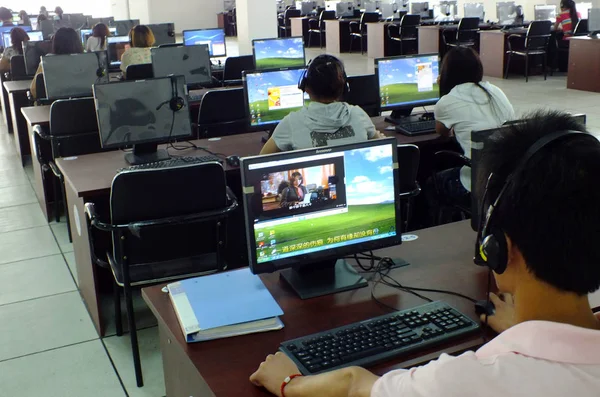Estudantes Chineses Navegam Internet Uma Sala Informática Uma Universidade Cidade — Fotografia de Stock